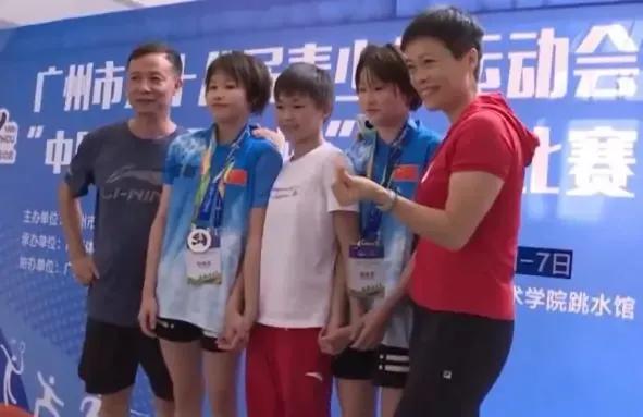 今非昔比！全红婵回母校场面热烈，被领导“围观”，幸好有师哥在