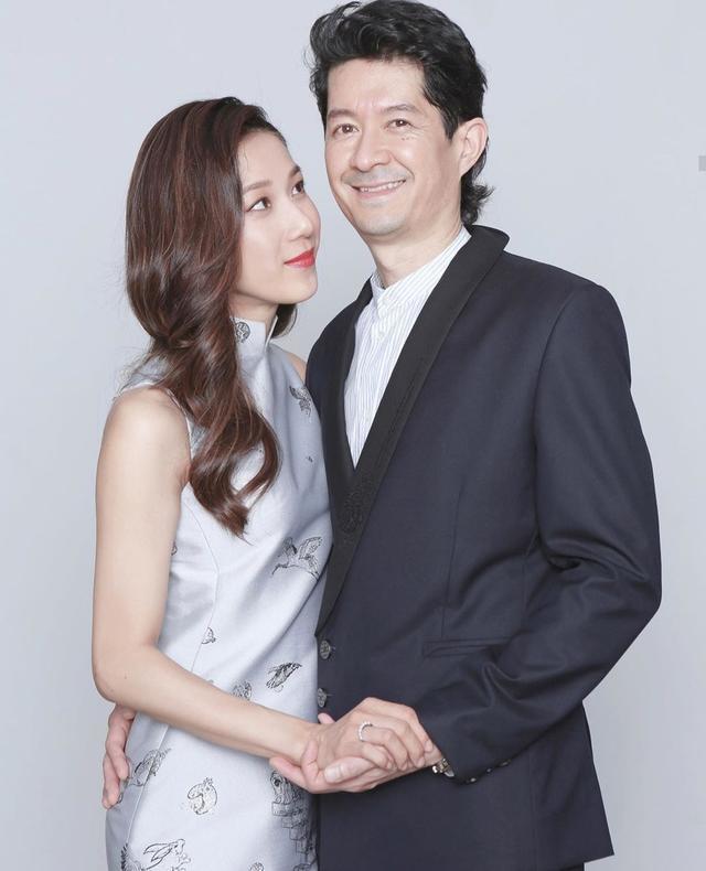 鍾嘉欣曬全家福，與大13歲丈夫幸福依偎，一雙兒女像極了龍鳳胎
