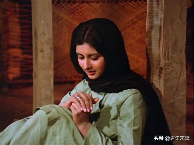 还记得印度老电影《奴里》吗？女主角普拉姆·达伦如今风韵犹存