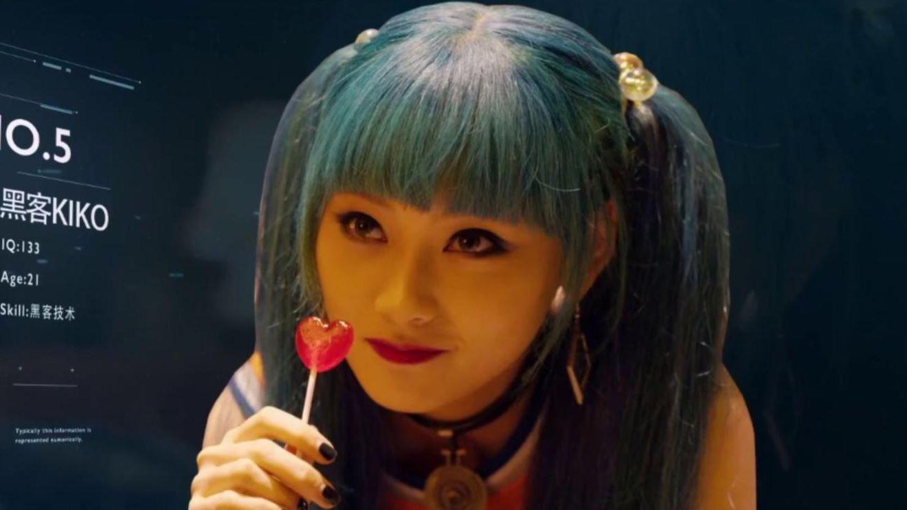 吃着棒棒糖,穿着五颜六色的衣服,她就是女黑客kiko,由尚语贤饰演