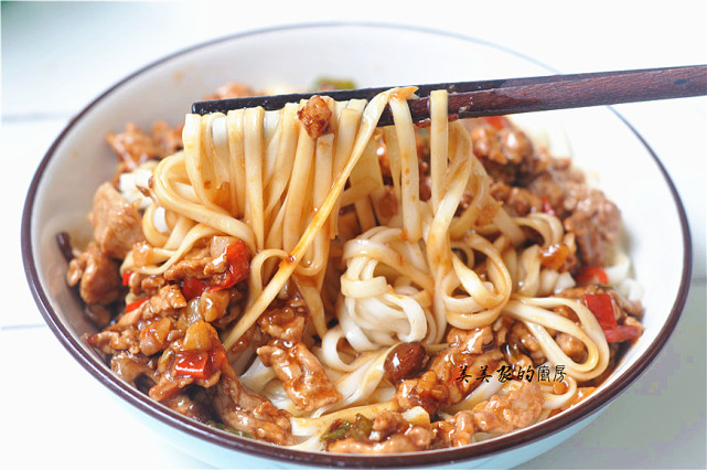 煮面条，水开出锅就错了！牢记1个小窍门，不粘不坨特筋道