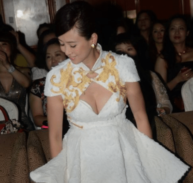 她是亚姐冠军，古天乐苦苦追求却爱而不得，今