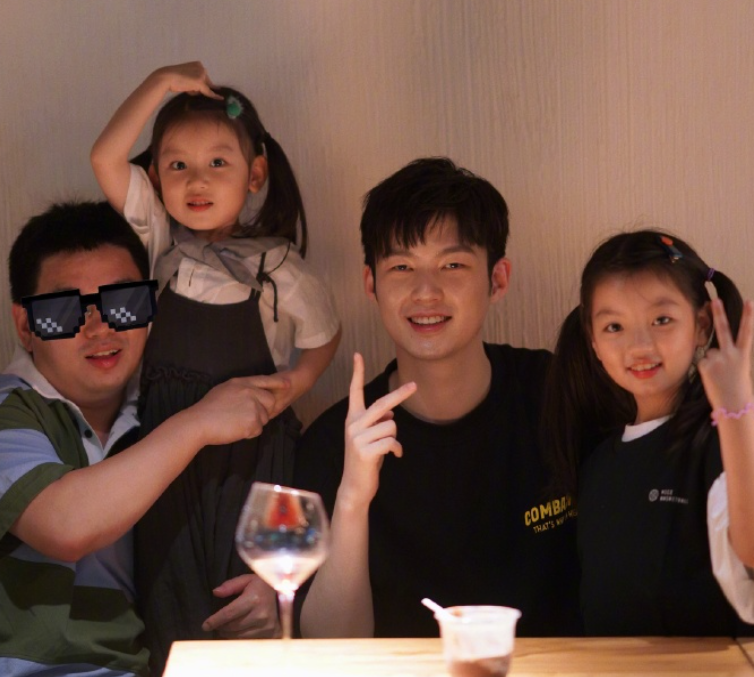 《爸爸去哪儿4》播出四年后，8岁阿拉蕾晒近照，萌娃已变成美少女