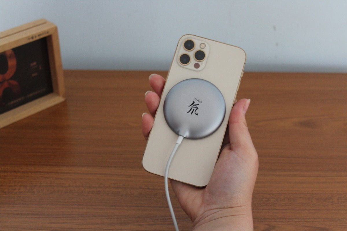 努比亚磁吸式无线充电器 iPhone12平价好配件