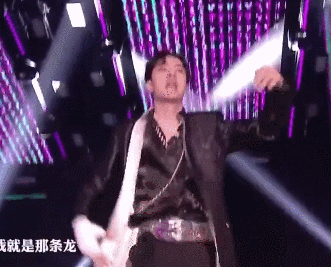 龙拳|王一博《龙拳》舞台燃爆全场！主持嘴瓢逗乐自己 害羞动脖子反差大