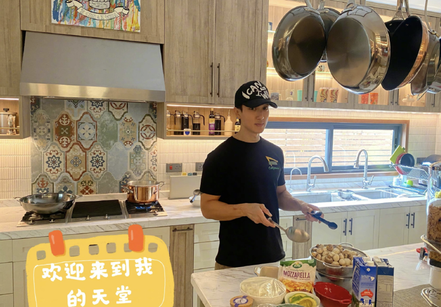 吴尊晒自拍秀肌肉，意外曝光新豪宅内景，健身房星空影院配置超全