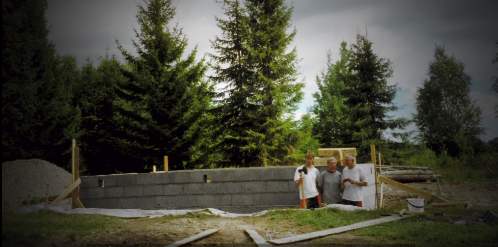 瑞典夫妻花12年为自闭症儿子建了座玻璃城堡：所