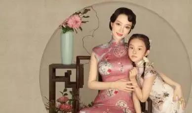 李小璐晒出旗袍母女照，庆祝甜馨8岁生日：长大后，我就成了你