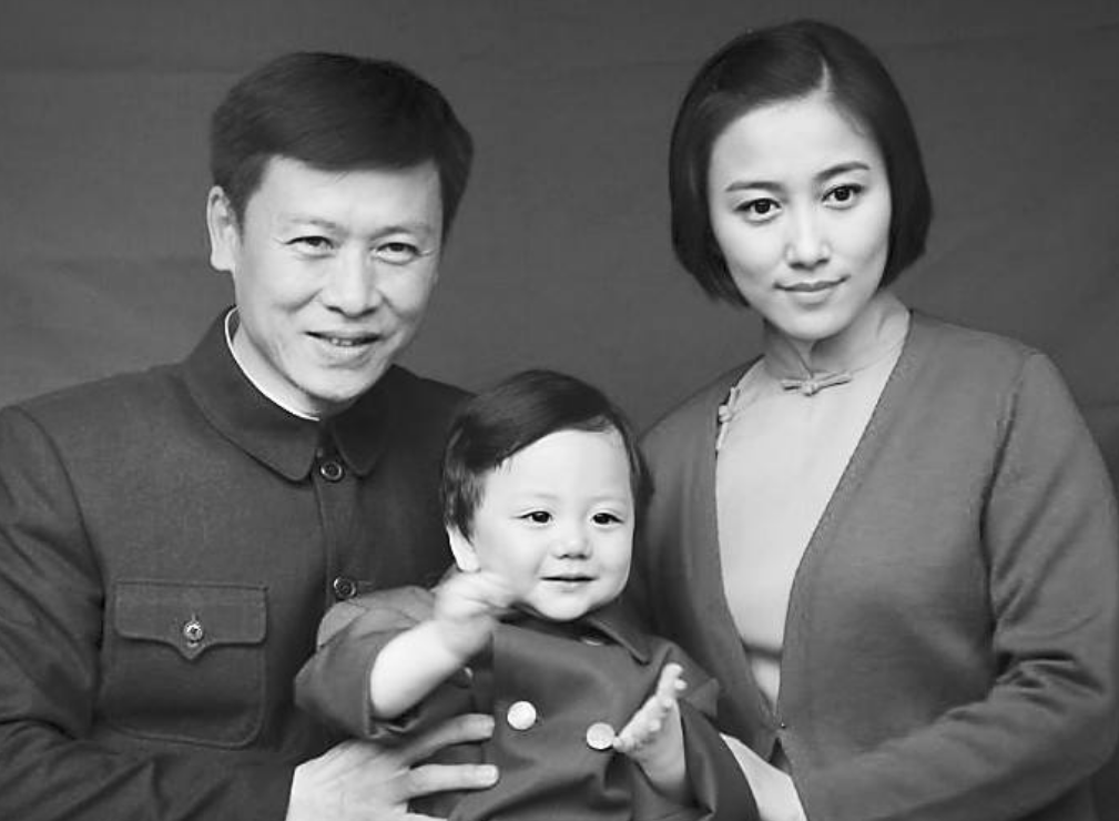 父母都是为国捐躯的烈士，公派留学后定居美国，面对质疑这样回应