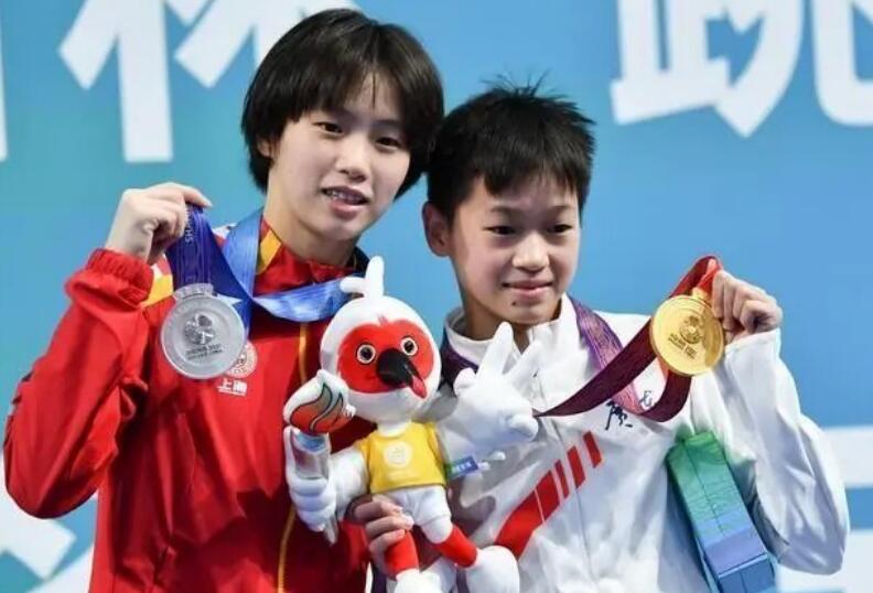 回家了！曝全红婵只回迈合村1小时，坐商务车离开：又要回归训练