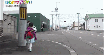 温暖！4岁和2岁姐妹花独自外出跑腿，这件事让大