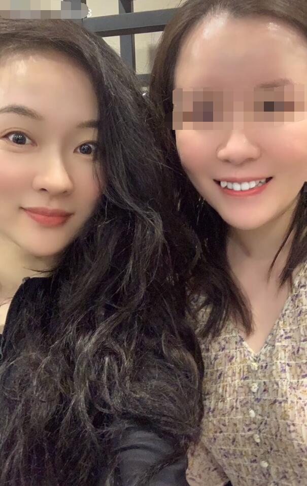 網友偶遇霍思燕杜江衝浪，嗯哼赤腳玩，粉絲被問小女孩說“三不”