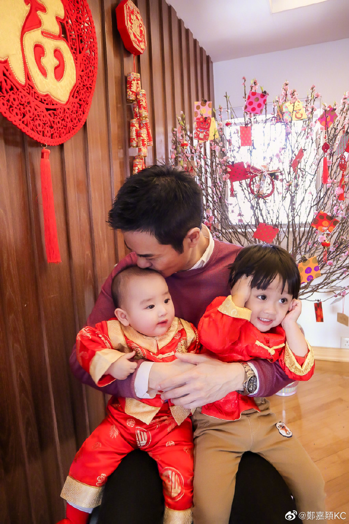 鄭嘉穎為大兒子慶生，2歲鄭承悅太會耍帥，陳凱琳自認“奶奶命”