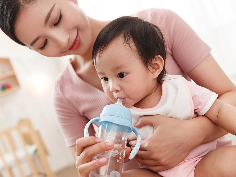 The baby accidentally choked on the water, what do the mothers do? - iMedia