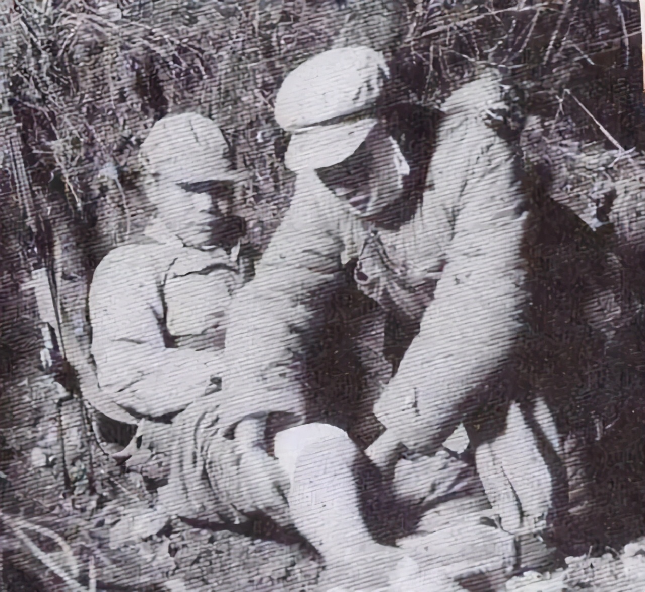 上甘岭战场上，眼瞎的王合良背着断腿的薛志高