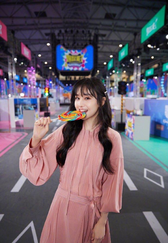 乔欣上大学17岁，肖战上大学19岁，看到郑爽！网