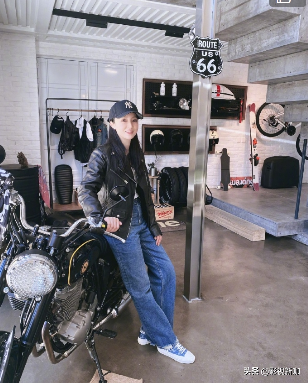 Dong Xuan takes child to enjoy spring! 4 years old of small dimple are planted the tree has a model to have kind, distinctive temperament goes out fully between forehead