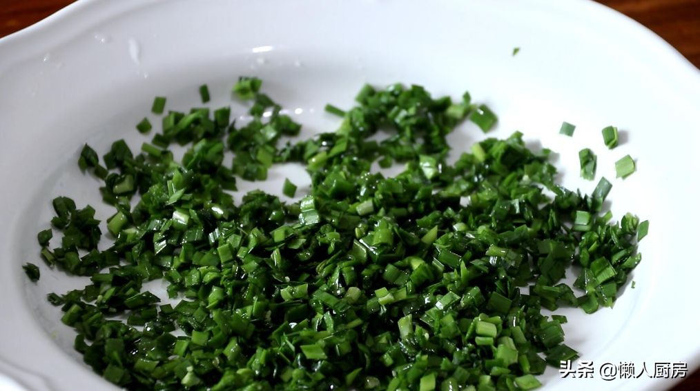 不需要揉面，不加面粉，这样做的韭菜鸡蛋卷，吃着特香