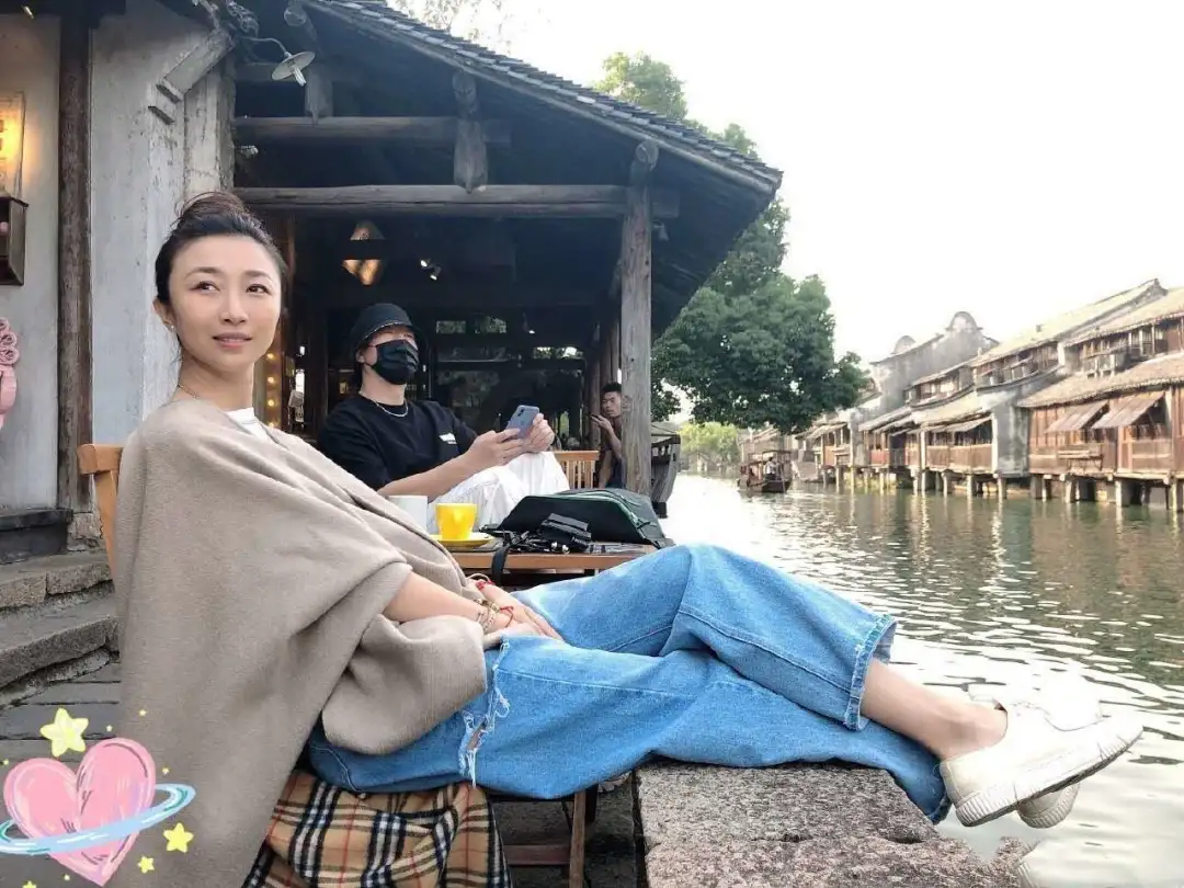 不愧是孙红雷老婆，穿一身白霸气十足，《扫黑风暴》演反派太绝