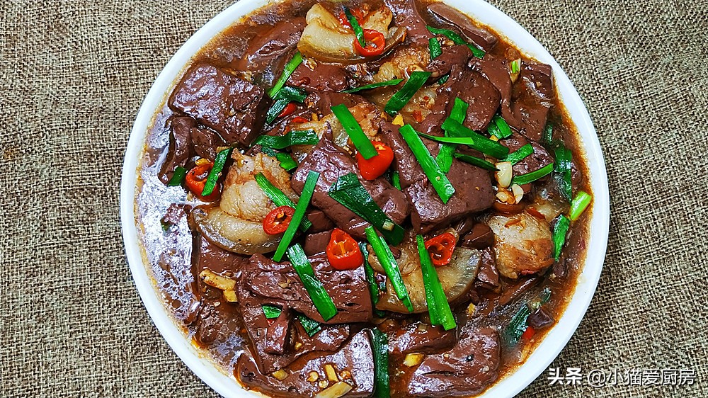 图片[10]-小猫用五花肉和猪血一起炒 做法简单 滑嫩爽口 营养好吃特下饭-起舞食谱网