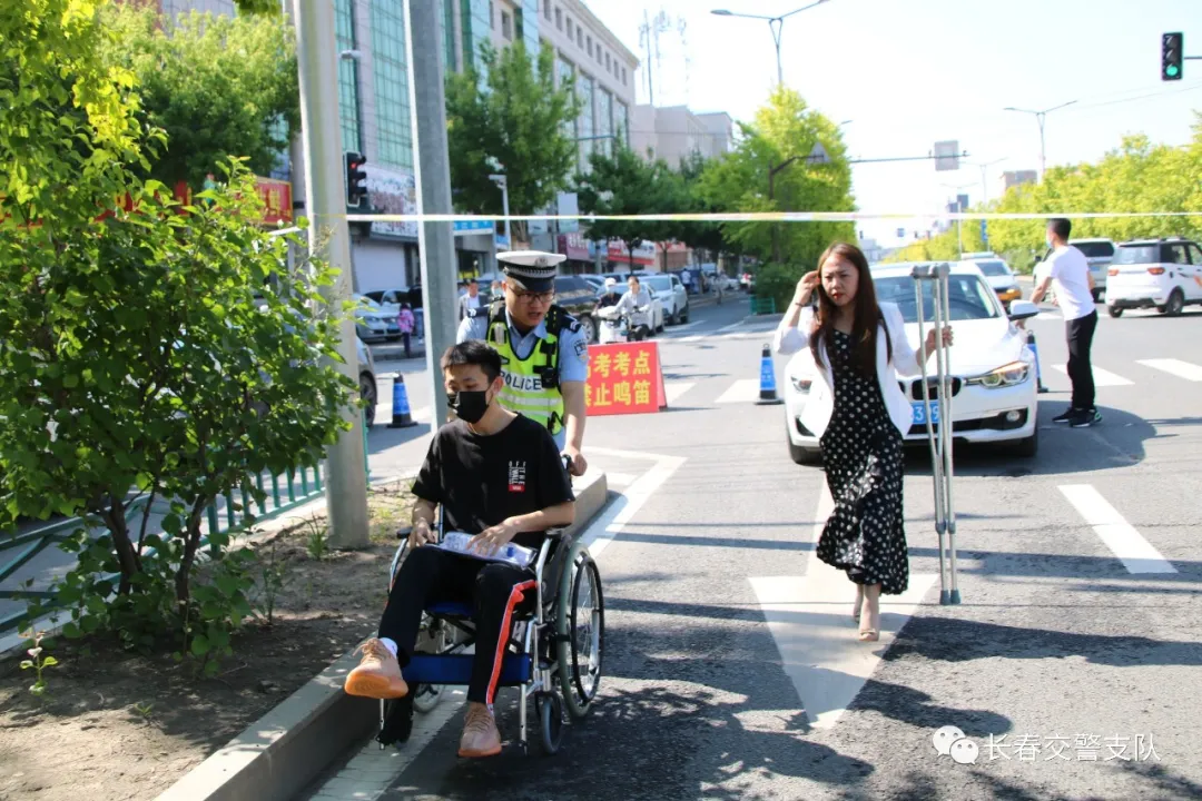 爱在考场外，考生邂逅交警的温暖瞬间......丨护航高考 交警同行