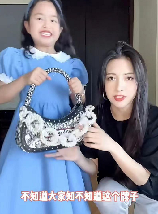 包文婧攜女兒錄視頻，餃子變媽媽小姐妹幫打下手，文靜優雅超淑女