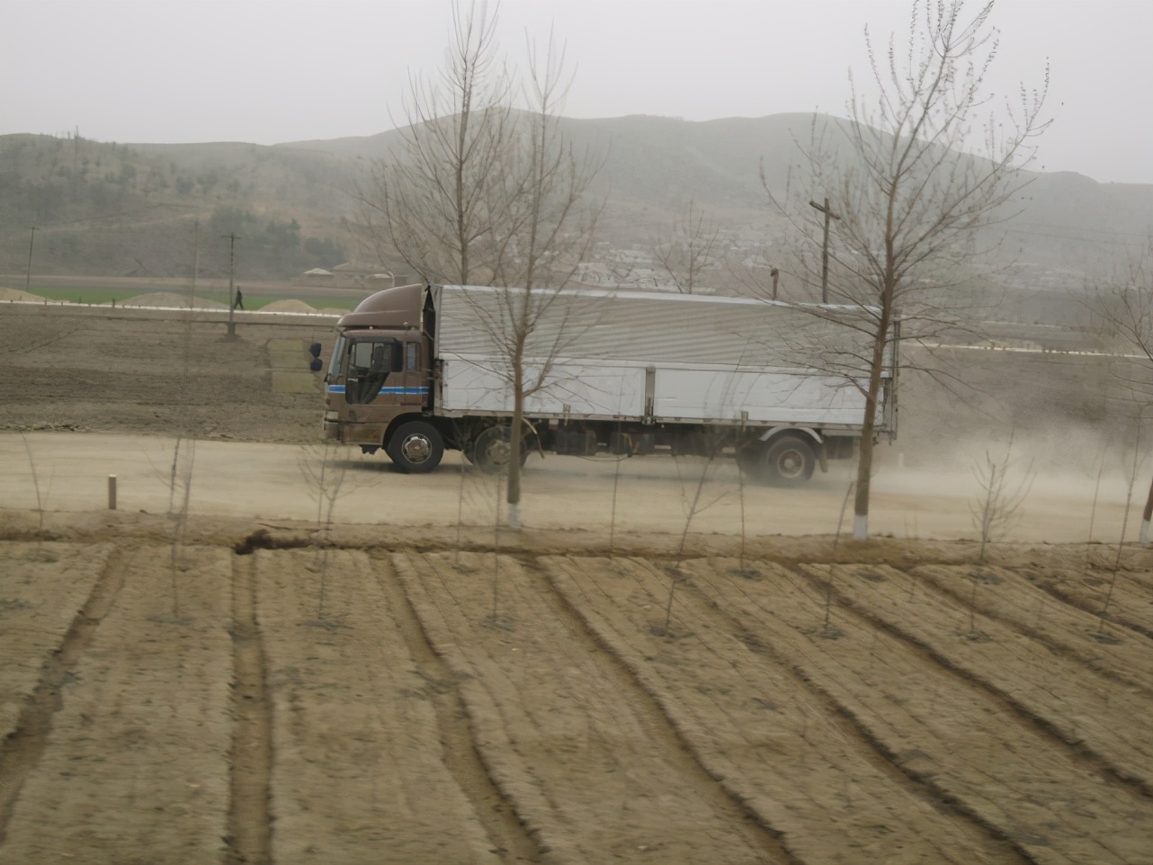 穿越朝鲜农村地区，观察农村百姓的生活