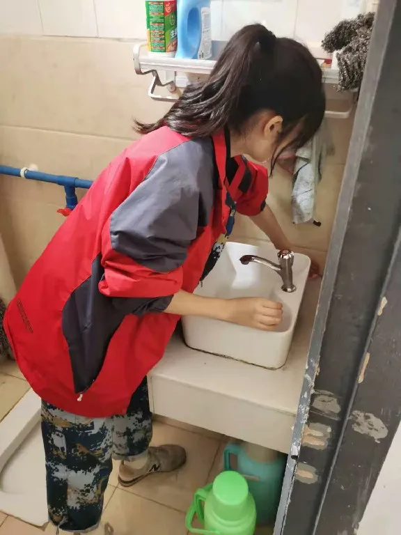 卫生是根本 运动是方式丨双流建校开展春季校园爱国卫生运动