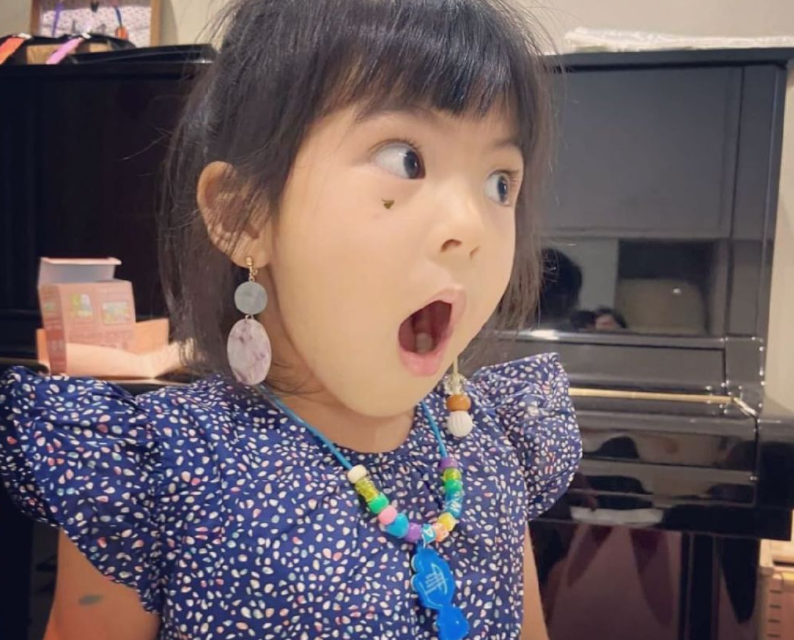 咘咘波妞果真是“小活宝”，画画搞怪全不落，贾静雯直呼：很爱演