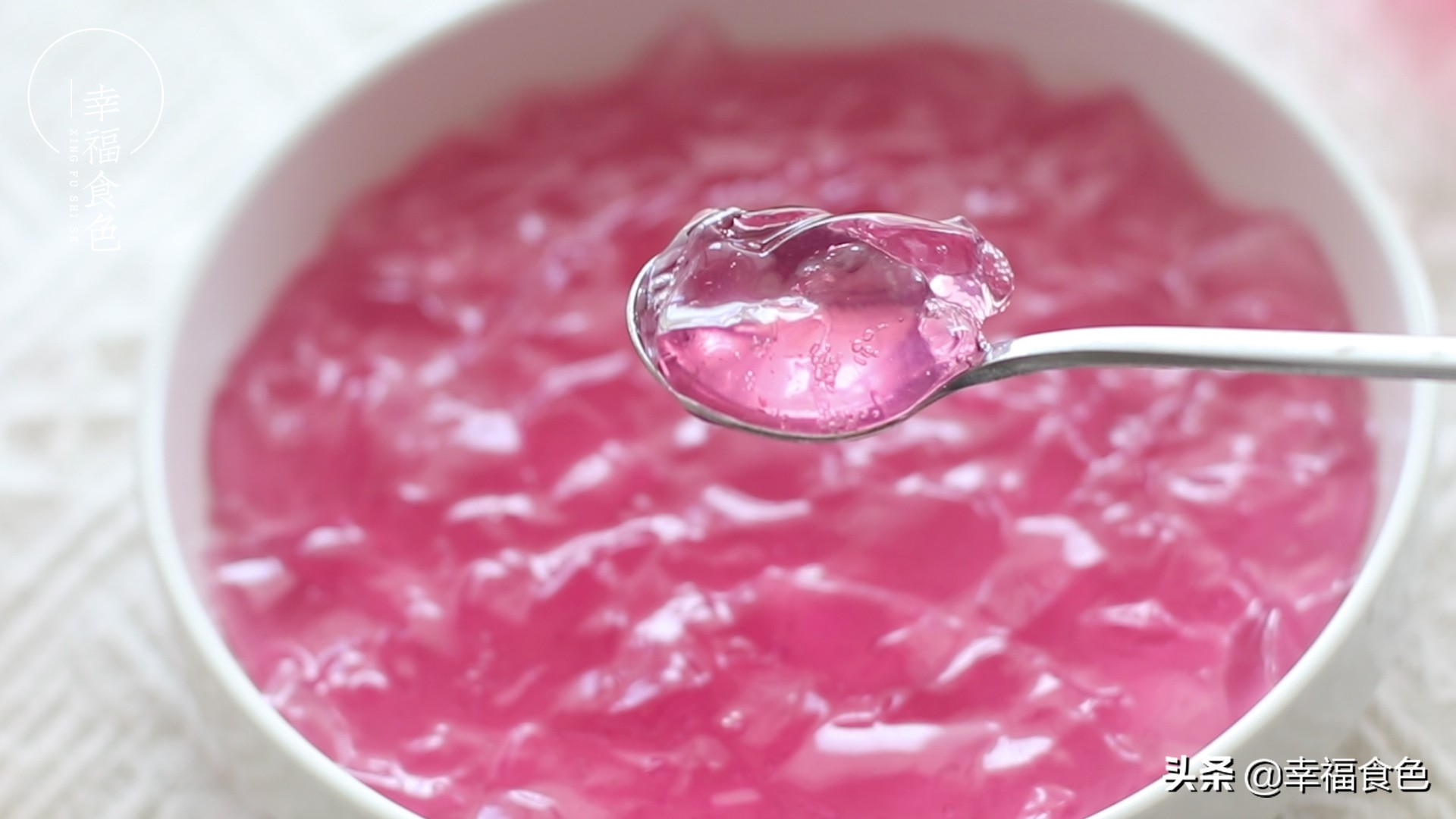 用吃剩的葡萄皮做的果冻，Q滑冰凉，一点不输外面买的
