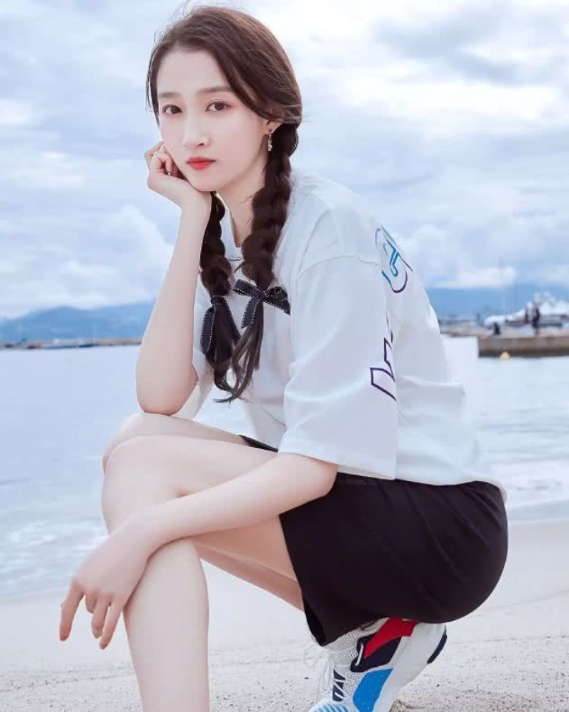 叫关晓彤太生疏，叫彤彤又太普通，听听鹿晗的