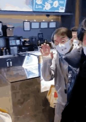 成龍近照曝光一片唏噓，走路需要倆人攙扶，67歲老態(tài)盡顯