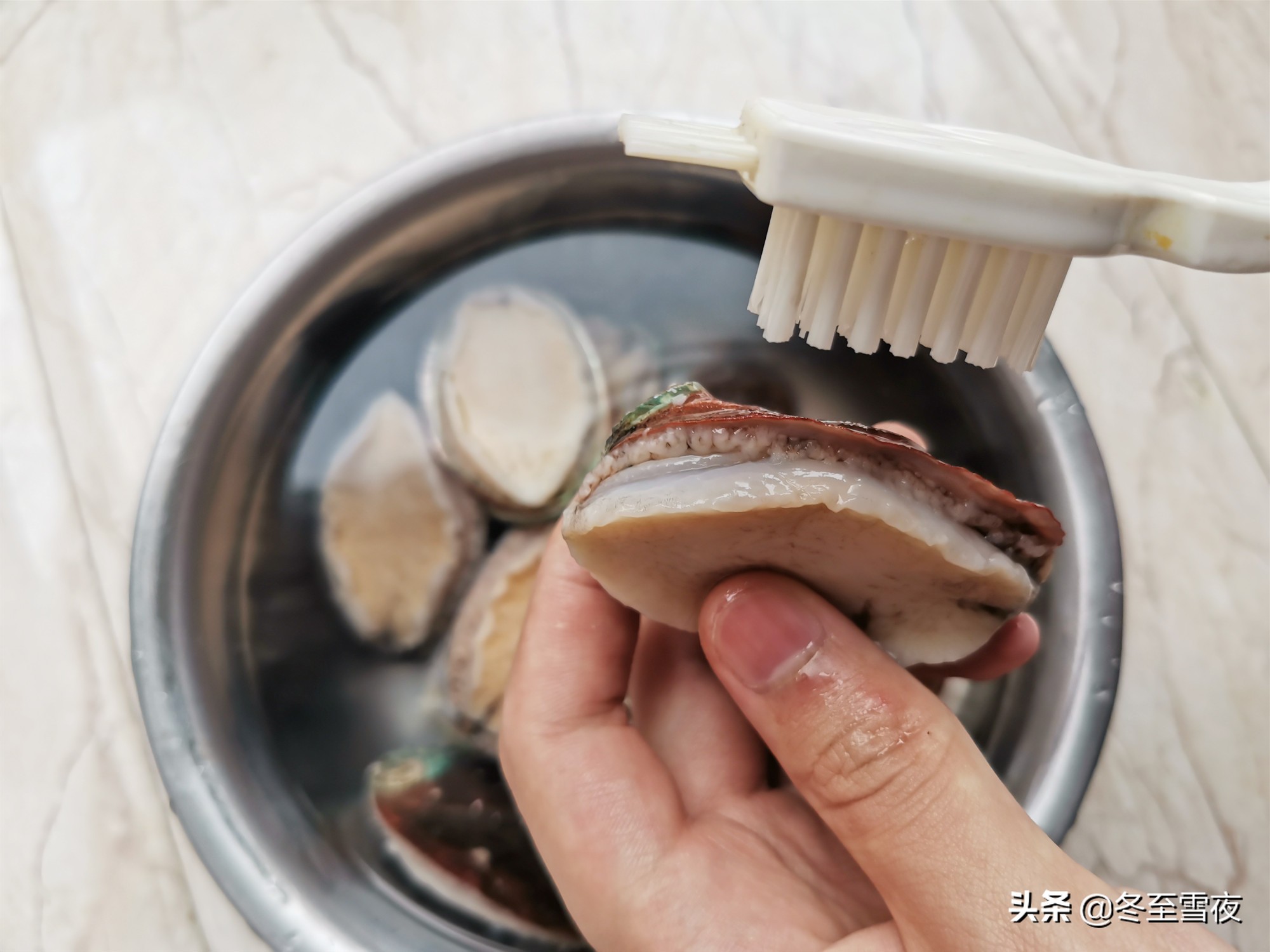 买来小鲍鱼自己在家做，教你清洗和简单做法，和大厨做的一样好吃