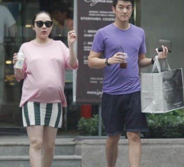 霍思燕二胎小女儿曝光？穿红裙走路摇头晃脑，与嗯哼坐同一辆车