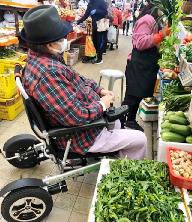 谭咏麟晒最新动态，洪金宝也意外出境，面容消