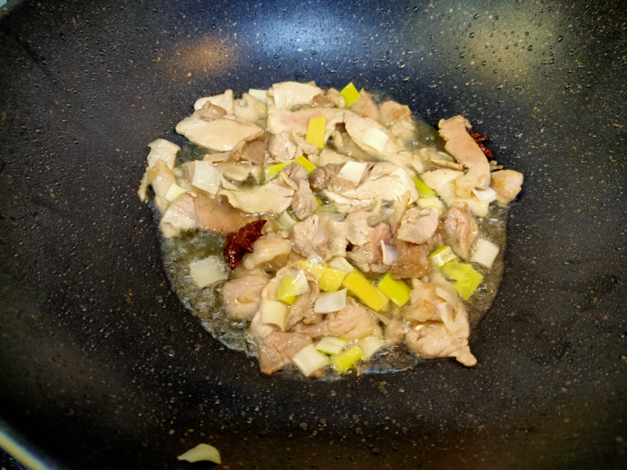 豆角焖面怎么做才好吃？掌握几个技巧，面条劲道不粘连、喷香入味