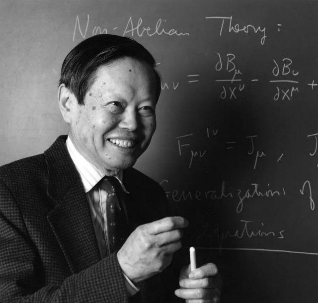 After Yang Zhenning returned to China, he met his fatherinlaw Du