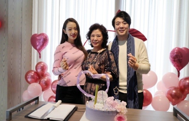 郎朗誇兩個月大混血兒子像雲朵般可愛，讓他忍不住沒完沒了地親吻