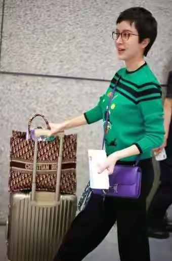 45岁金巧巧素颜也自信，穿卡通毛衣配阔腿裤，皮肤白皙像小孩