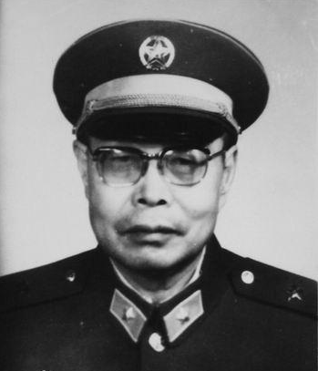 开国将领衣锦还乡，搭乘驴车回故乡，不想老车夫正是自己的父亲