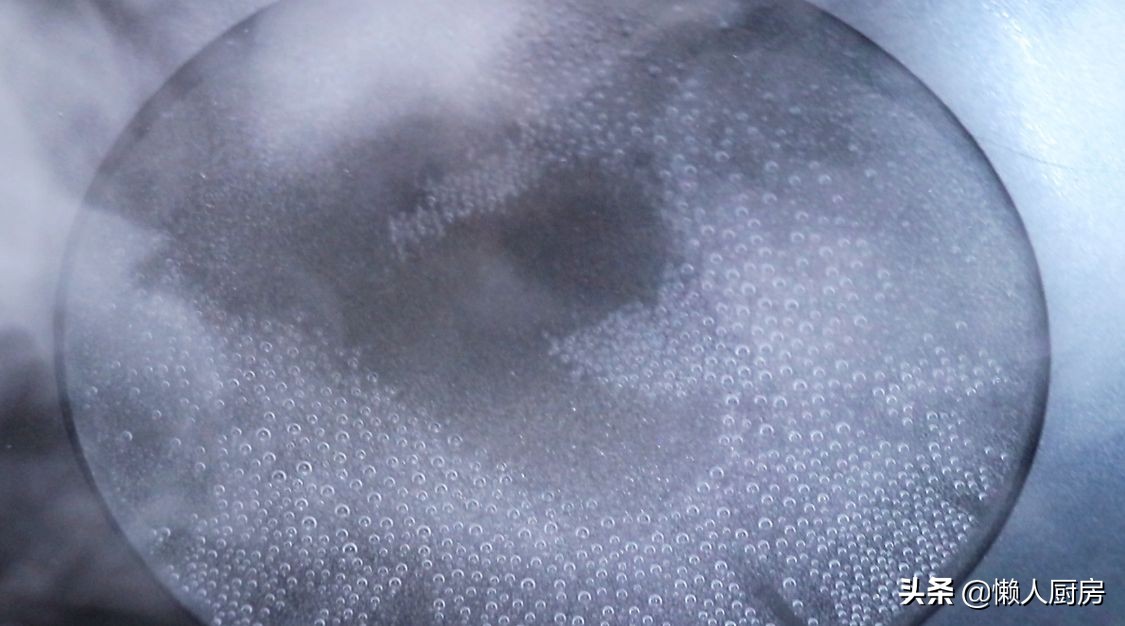 這是爆炒八爪魚的做法，水沸焯水就錯了，教你一招，吃起來不老