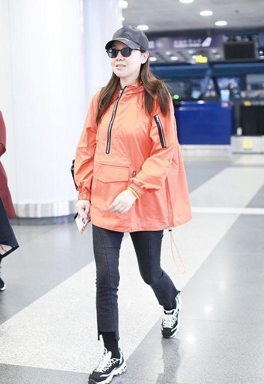 闫妮气场开挂，穿橘色上衣配黑色牛仔裤简约利