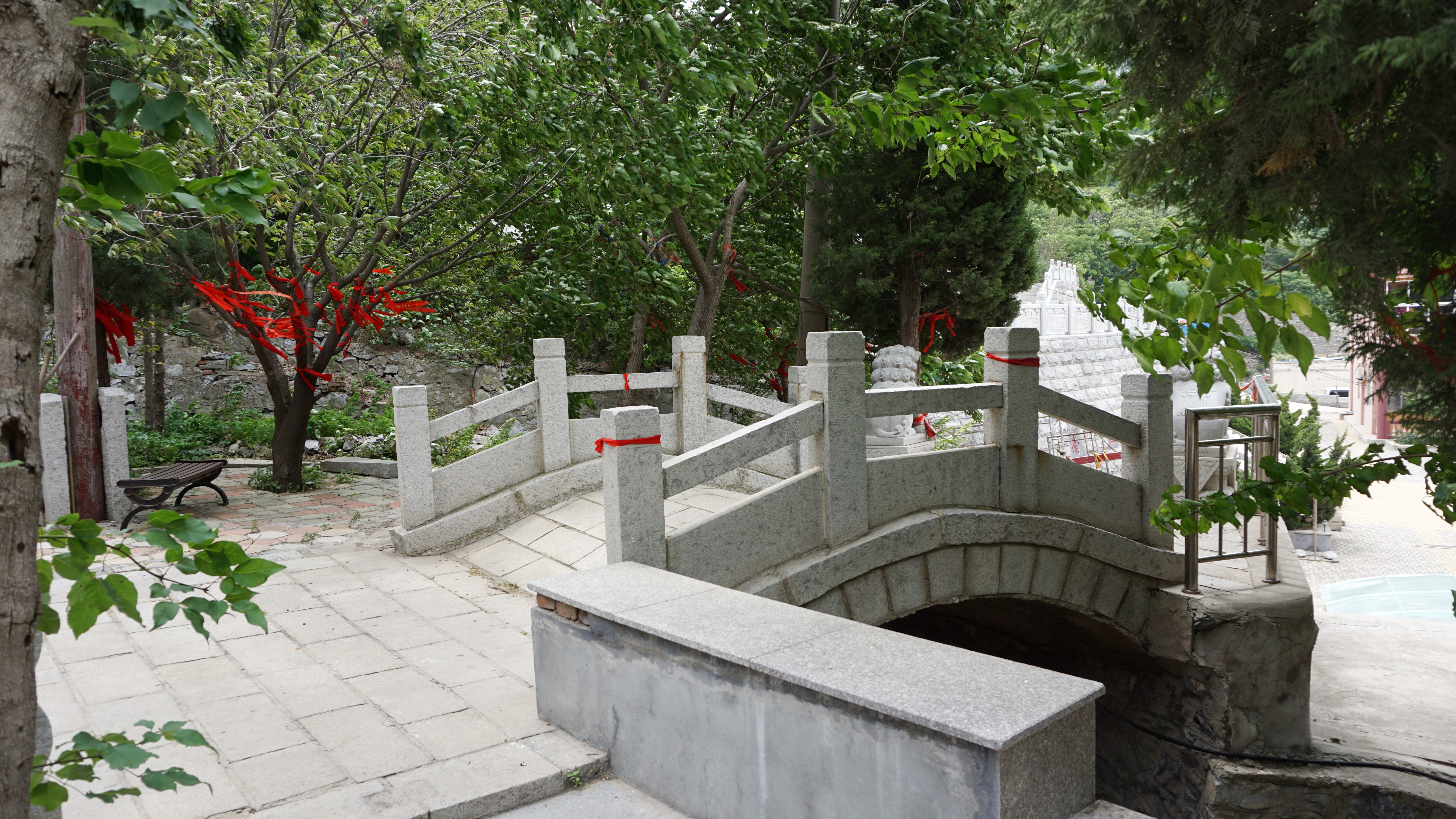 九峰相连 青山环抱 风光秀美的大连安山寺