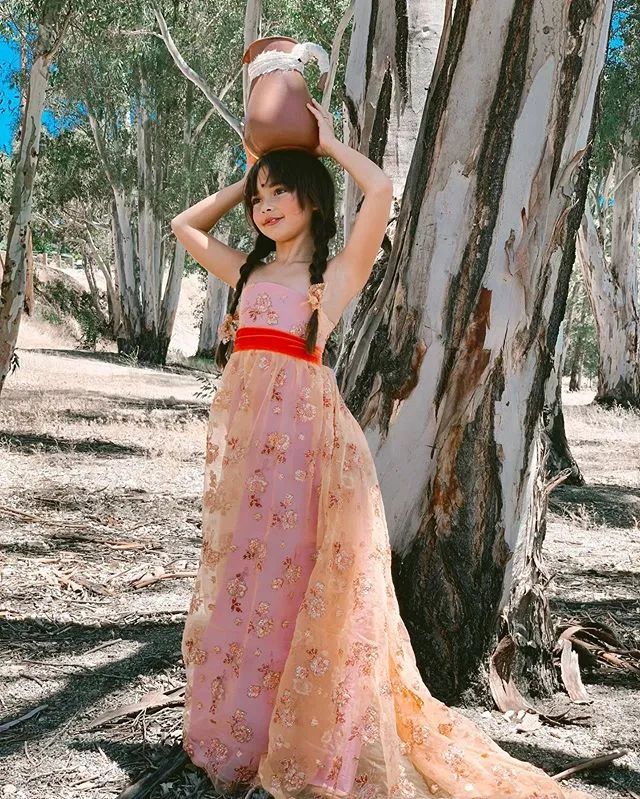 To realize princess dream of the daughter, play essence old father with one's own hands tailor about a hundred " blackart " skirt explodes sth resembling a net of network of fire