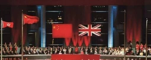 关于香港回归的珍贵老照片：最后一次降下英国国旗