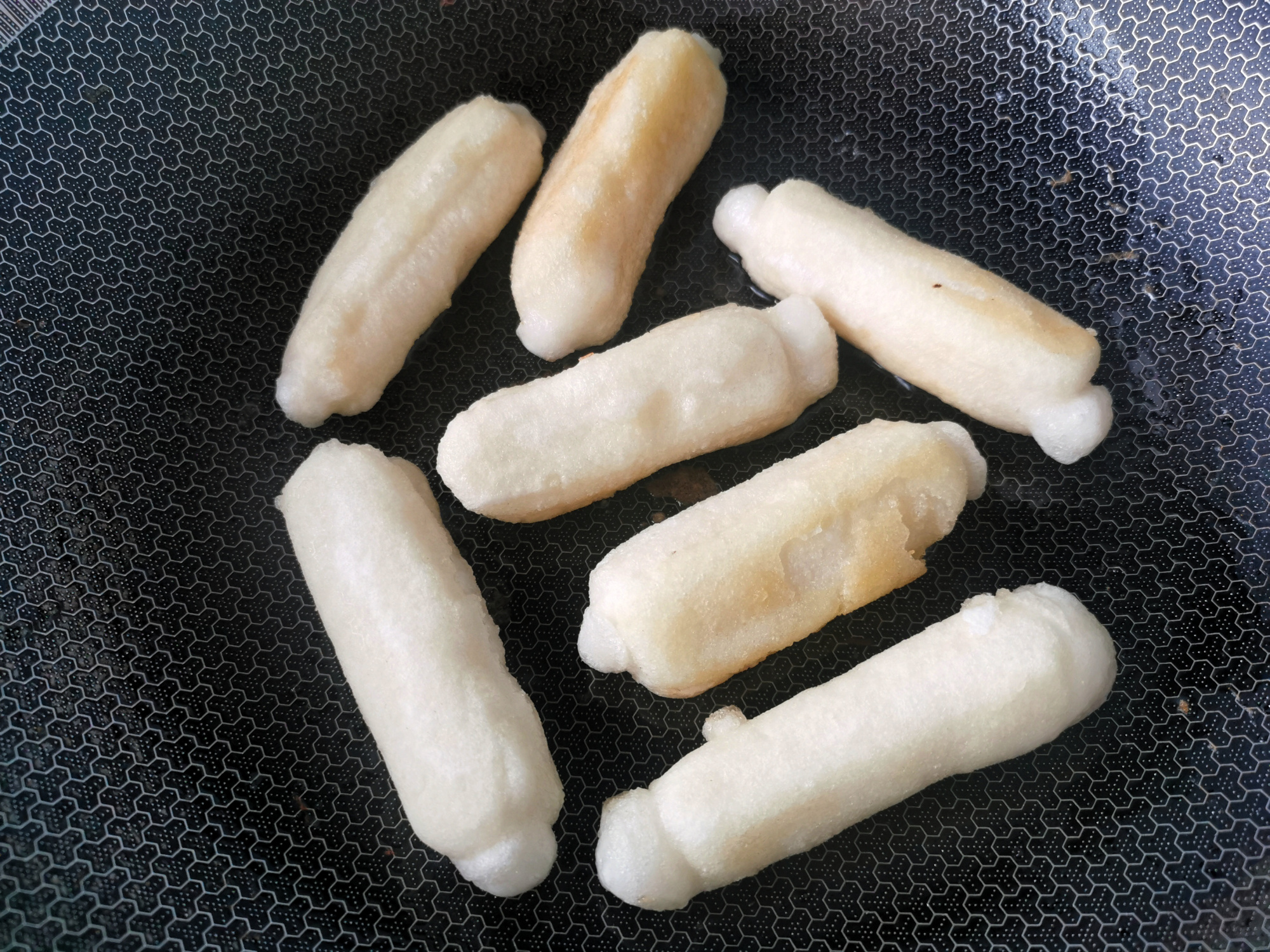 家裡有糯米粉的，試試做手工糍粑，淋上紅糖汁，比火鍋店的都好吃