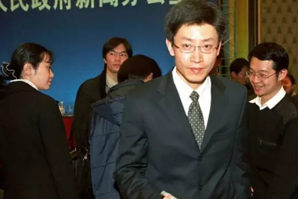 他骗走11亿科研拨款，令中国芯片停滞13年，出逃