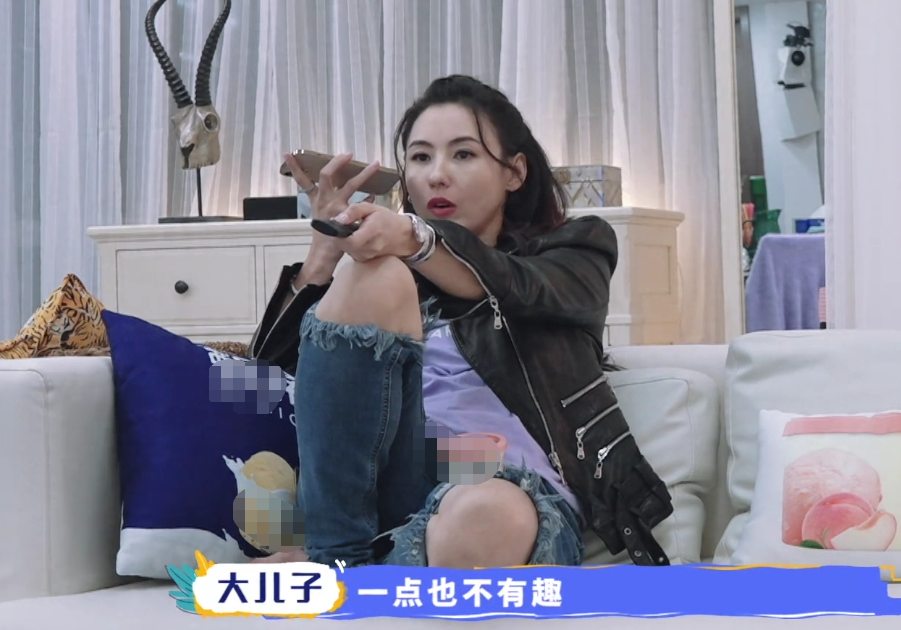 14歲Lucas燙爆炸頭，耍酷性格極像謝霆鋒，張柏芝巧妙與兒子相處