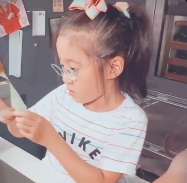 贾静雯两女儿在家洗菜，咘咘蝴蝶结造型养眼，哪知妹妹更抢镜