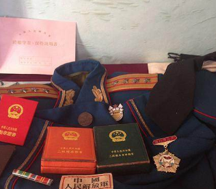 此人本该是中将，却只授了个大校，军服锁在箱子里看都没看